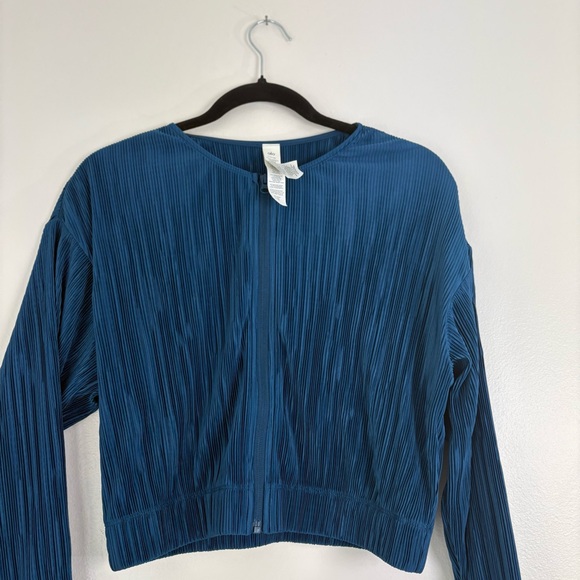 Alo Micro Plisse Set Cropped Jacket & High Waist Straight Leg Pant Eclipse Blue - Picture 5 of 13